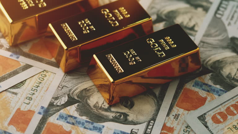 沪金 AU 高位震荡整理，人民币汇率与央行购金形成双向制衡